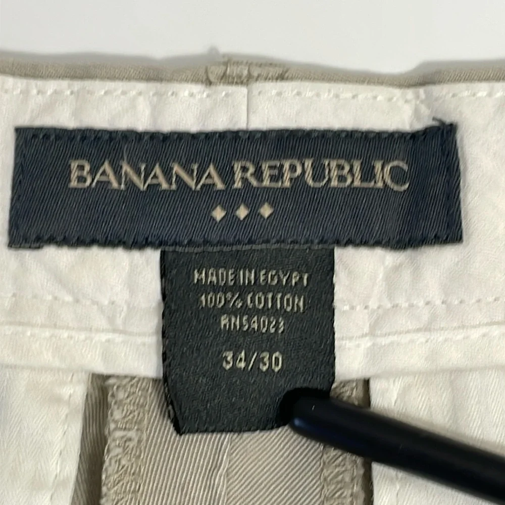 Banana Republic men’s Size 34 cotton flat‎ front khaki chino pants.